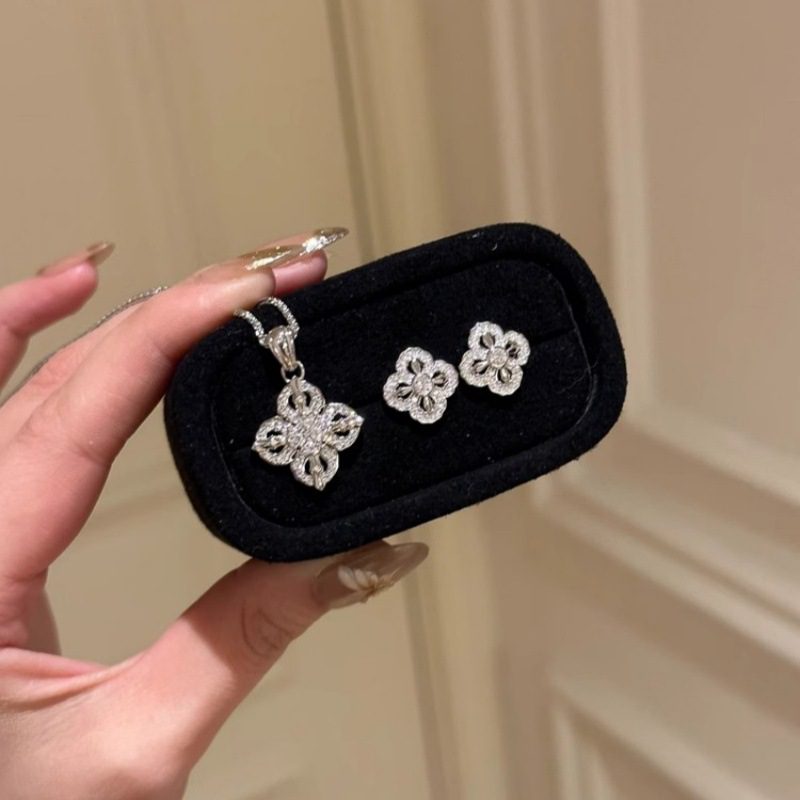 O1CN01Bx9H2g1mGA3V8Lrxx_!!2215649434926-0-cib Milk Petal Necklace Set - Image 1