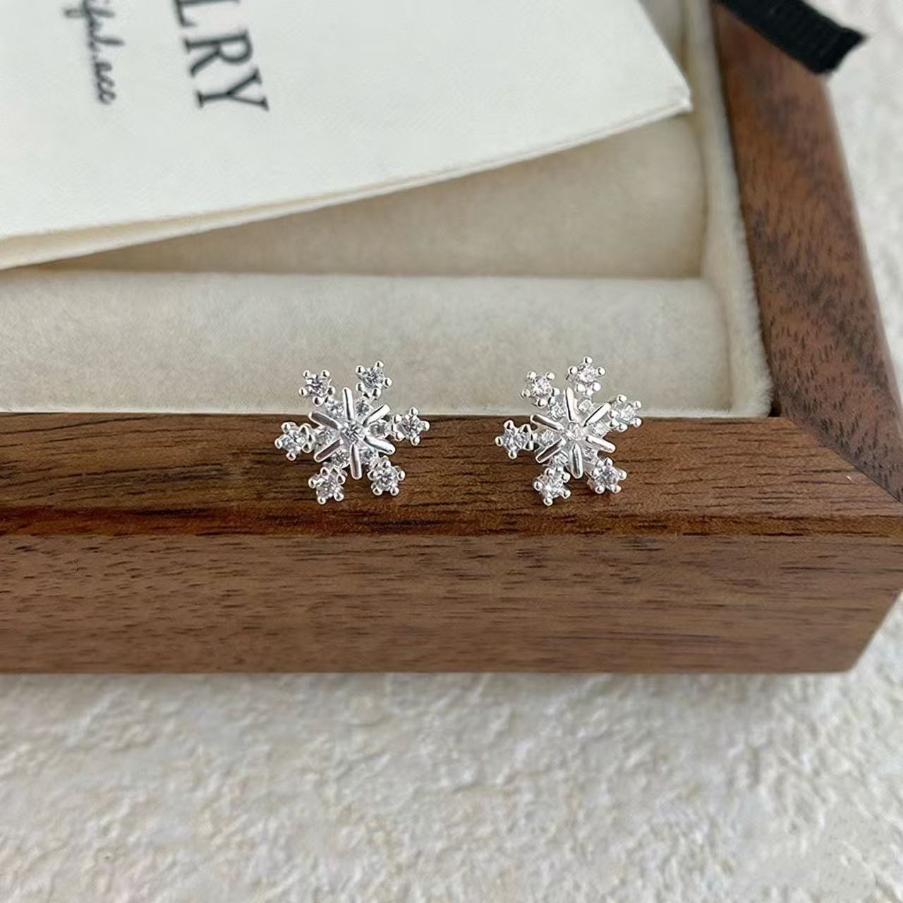 微信图片_20251205181015_165_7 Soft Glow Studs - Image 1